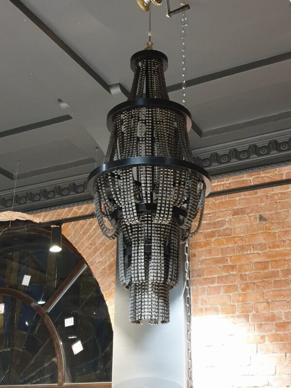 Ярусная люстра из цепей